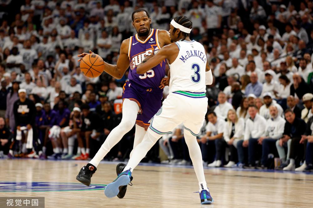 他是年轻一 他是年轻一